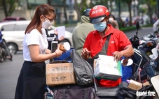 Lo cuộc đua hạ giá trong chuyển phát, sàn 'vừa đá bóng vừa thổi còi'