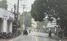 TP.HCM mưa sớm ở nhiều nơi, gần trưa đã sấm chớp ì đùng