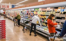 Các hãng bán lẻ khuyên người tiêu dùng Mỹ mua sắm nhiều hơn trước khi giá tăng