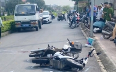Xe máy và xe máy điện tông nhau, hai người chết