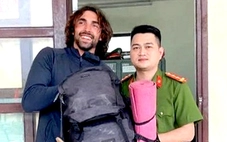 Du khách Thụy Sĩ đánh rơi ba lô khi đến Phong Nha, công an xã giúp tìm lại
