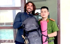 Du khách Thụy Sĩ đánh rơi ba lô khi đến Phong Nha, công an xã giúp tìm lại