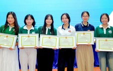 ĐH Quốc gia TP.HCM khen 6 sinh viên nhường chỗ ngồi cho các cựu chiến binh trong đại lễ 30-4