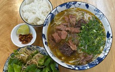 Ăn canh cá cơm lá me đất, bún xáo bò cơm nguội và cà pháo trắng giòn quán Mệ Chơn