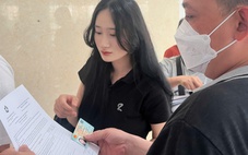 Đông nghịt người Hà Nội lại xếp hàng từ 4h sáng để chờ làm thủ tục hành chính, vì sao?
