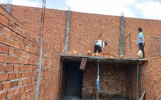 Xây dựng nhà ở không phép, bị cắt điện, cắt nước vẫn lén lút làm đêm