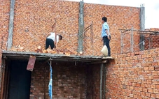 Xây dựng nhà ở không phép, bị cắt điện, cắt nước vẫn lén lút làm đêm