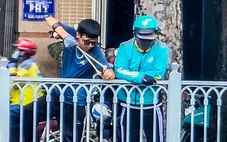 'Ná thủ' lại xuất hiện, bắn cá ngoi lên mặt kênh Nhiêu Lộc - Thị Nghè sau mưa đầu mùa
