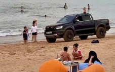 Xe bán tải vô tư phóng trên bãi biển Tuy Hòa, Quy Nhơn lúc đông người tắm biển