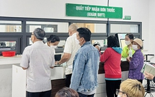 Xếp hàng, chờ 'dài cổ' lấy thuốc bệnh mạn tính