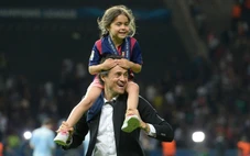Làng bóng đá thổn thức trước hình ảnh con gái HLV Luis Enrique