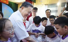 Tổng Bí thư Tô Lâm thăm, tặng quà học sinh trường Nguyễn Đình Chiểu và Xã Đàn