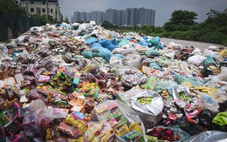 Giao công an truy nguồn gốc hàng tấn bánh kẹo có chữ Trung Quốc đổ chất đống tại La Phù