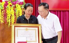 Trao Huân chương Dũng cảm cho người nông dân quên mình cứu người trong lũ