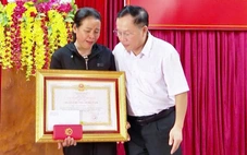 Trao Huân chương Dũng cảm cho người nông dân quên mình cứu người trong lũ