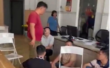 Công an khống chế nhóm người khi tới một văn phòng công chứng tại Bình Dương