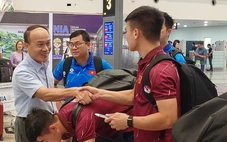 Tuyển Việt Nam được chào đón khi về nước sau trận thua đậm Malaysia