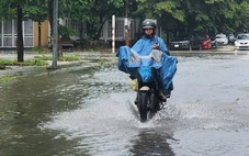 Huế mưa to gây ngập giữa mùa hè