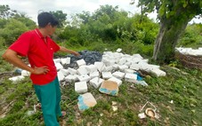 Cả ngàn phôi xà phòng bị đổ trộm ven đê sông ở Ninh Thuận
