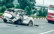 Xe khách va vào xe con trên cao tốc Liên Khương - Prenn, 5 người bị thương