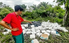 Cả ngàn phôi xà phòng bị đổ trộm ven đê sông ở Ninh Thuận
