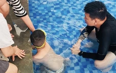 Giải cứu bé 8 tuổi kẹt tay trong ống nước ở bể bơi