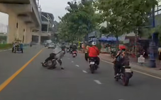 Xác minh clip nam thanh niên đi xe máy bị người khác đuổi theo, đạp ngã