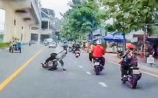 Xác minh clip nam thanh niên đi xe máy bị người khác đuổi theo, đạp ngã