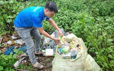 Chống buôn lậu, hàng giả 13-6: Bánh kẹo, đồ chơi trẻ em bị bỏ đống