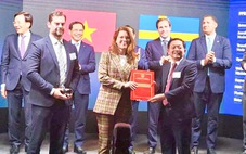 Bí thư Bình Định trao chứng nhận đầu tư dự án 1 tỉ USD cho nhà đầu tư Thụy Điển