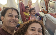 Bức ảnh hạnh phúc cuối cùng của gia đình bác sĩ Ấn Độ trên máy bay Air India