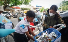 Các nhà báo thường trú tại Khánh Hòa tặng 20 xe đạp và quà cho học sinh nghèo