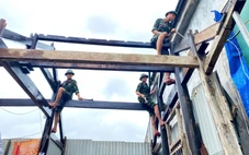 Bộ đội dầm mưa giúp dân khắc phục hậu quả do lốc xoáy gây ra