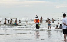 Cứu hộ hơn 20 người đuối nước ở biển Cửa Lò sau bão số 1