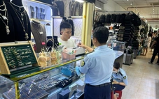 Chống buôn lậu, hàng giả 14-6: Tiếp tục thu giữ 400 sản phẩm nghi hàng giả tại Saigon Square