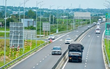 Sửa vạch sơn 'thách đố' trên cao tốc Vĩnh Hảo - Phan Thiết