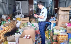 Chống buôn lậu, hàng giả 15-6: Phát hiện nhiều bánh kẹo, táo đỏ không có nguồn gốc, xuất xứ
