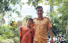 Thượng úy giao thông cứu bé trai giữa dòng nước lũ