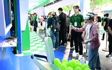 Bạn trẻ hào hứng trải nghiệm thành phố số tại lễ hội không tiền mặt 2025
