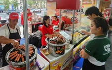 Khách hào hứng chờ ăn lạp xưởng, mì ly, gian hàng thực phẩm đón lượng lớn khách ở lễ hội