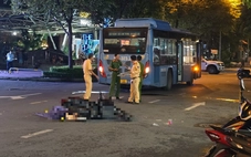 Va chạm với xe buýt, người phụ nữ đi xe máy tử vong ở quận 1
