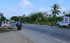 Va chạm với xe chở cuộn tôn dài, nam thanh niên bị tôn cứa cổ tử vong