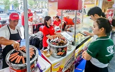 Khách hào hứng chờ ăn lạp xưởng, mì ly, gian hàng thực phẩm đón lượng lớn khách ở lễ hội