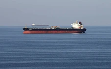 Giá dầu tăng sau sự cố cháy 3 tàu gần eo biển Hormuz