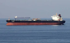 Giá dầu tăng sau sự cố cháy 3 tàu gần eo biển Hormuz