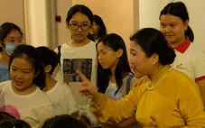 Linh Huyền dạy ca cải lương trong triển lãm tranh của mình
