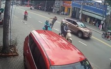 Nữ tài xế xe ôm nghệ bị người đi ô tô đạp ngã giữa đường