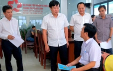 Vận hành cấp xã mới: phát giấy chỉ dẫn điểm làm thủ tục đến các hộ gia đình