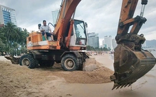 Trục vớt sà lan bị vùi lấp dưới biển Nha Trang