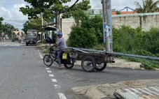 Xe tự chế chở nhôm, sắt, tôn ung dung trên đường phố